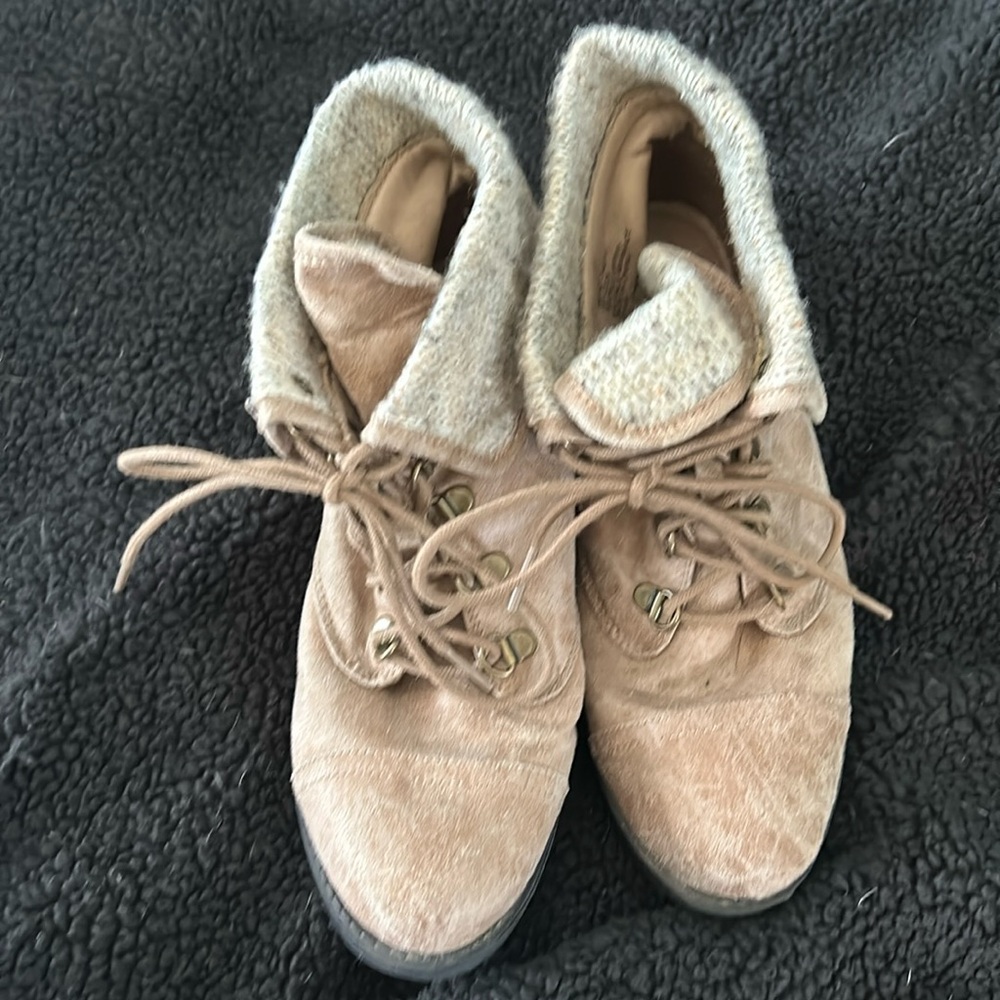 Maurice’s brown boots
